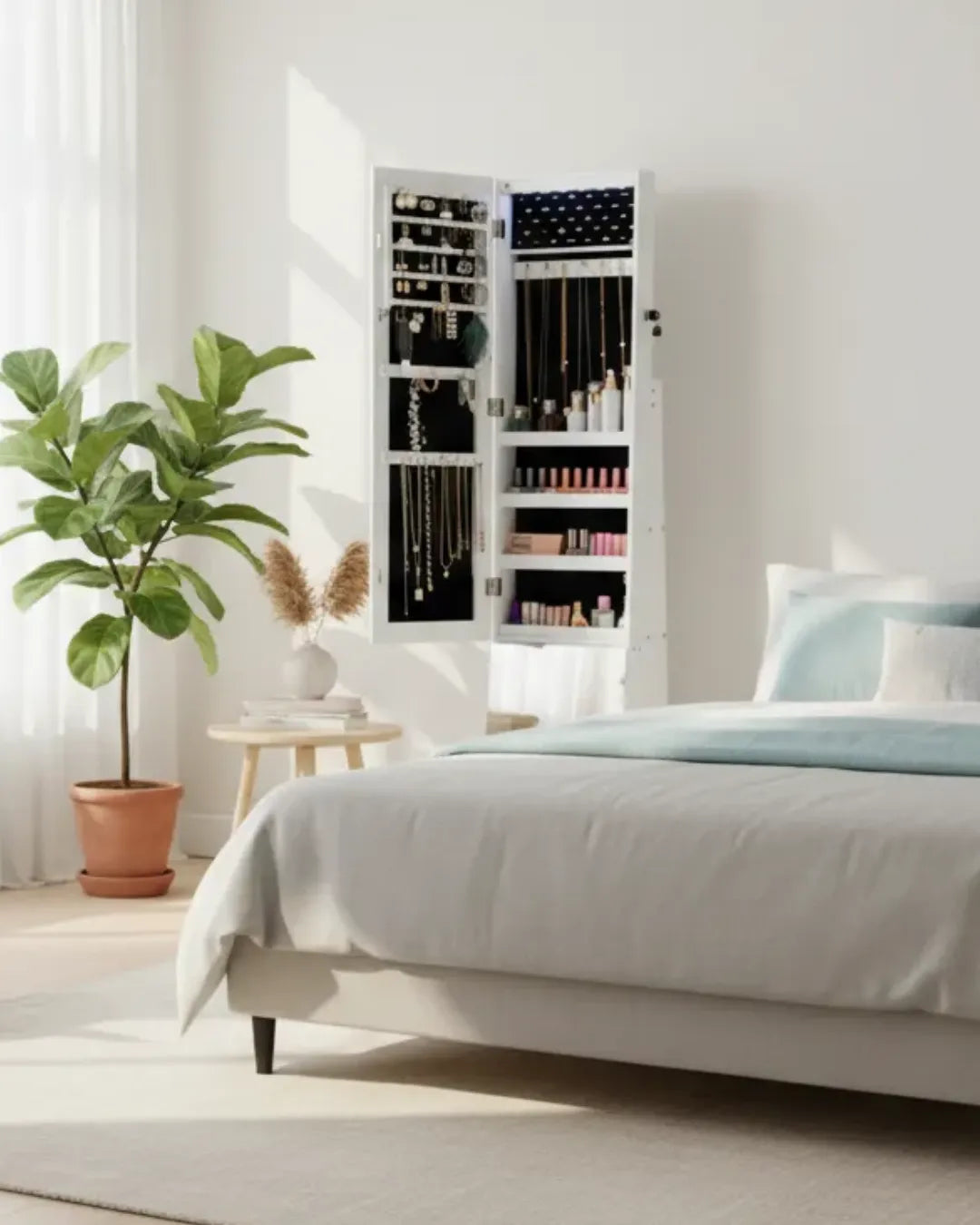 armoire à bijoux modèle Mia couleur blanc dans une chambre