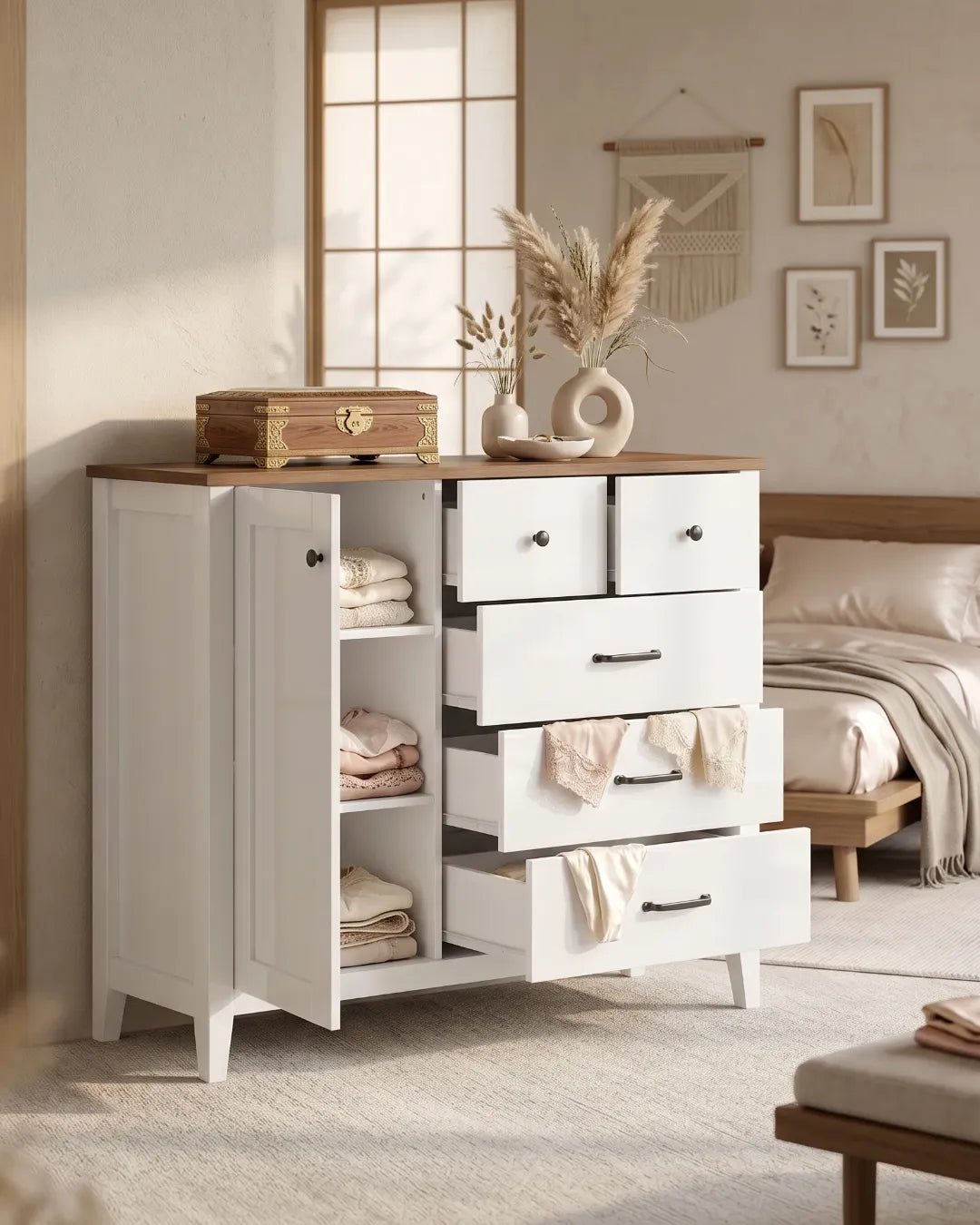 armoire buffet modèle Eden couleur blanc porte et tiroirs ouverts dans une chambre à coucher