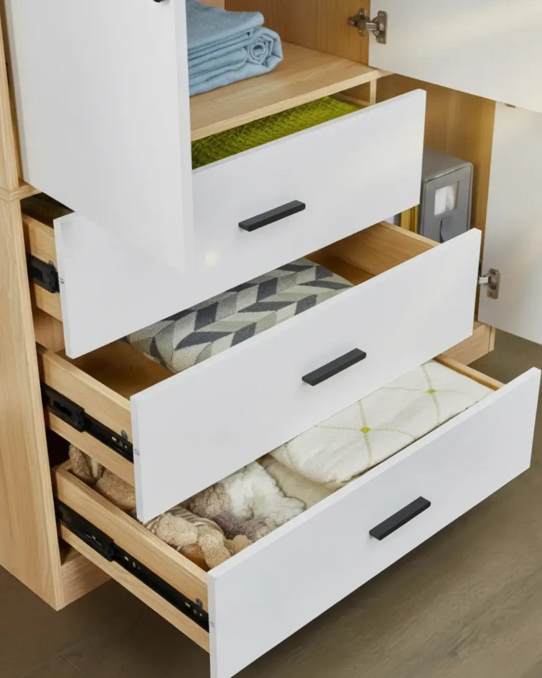 Célia – Armoire Penderie 3 Portes avec Miroir, 3 Tiroirs et Rangement Inférieur (180cm) ,détails tiroirs