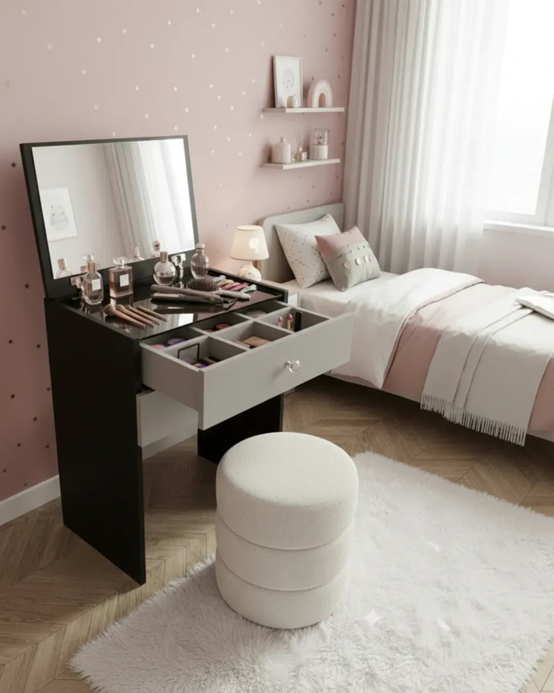 coiffeuse modèle Cleo couleur noir et gros tiroir et miroir ouverts dans une chambre