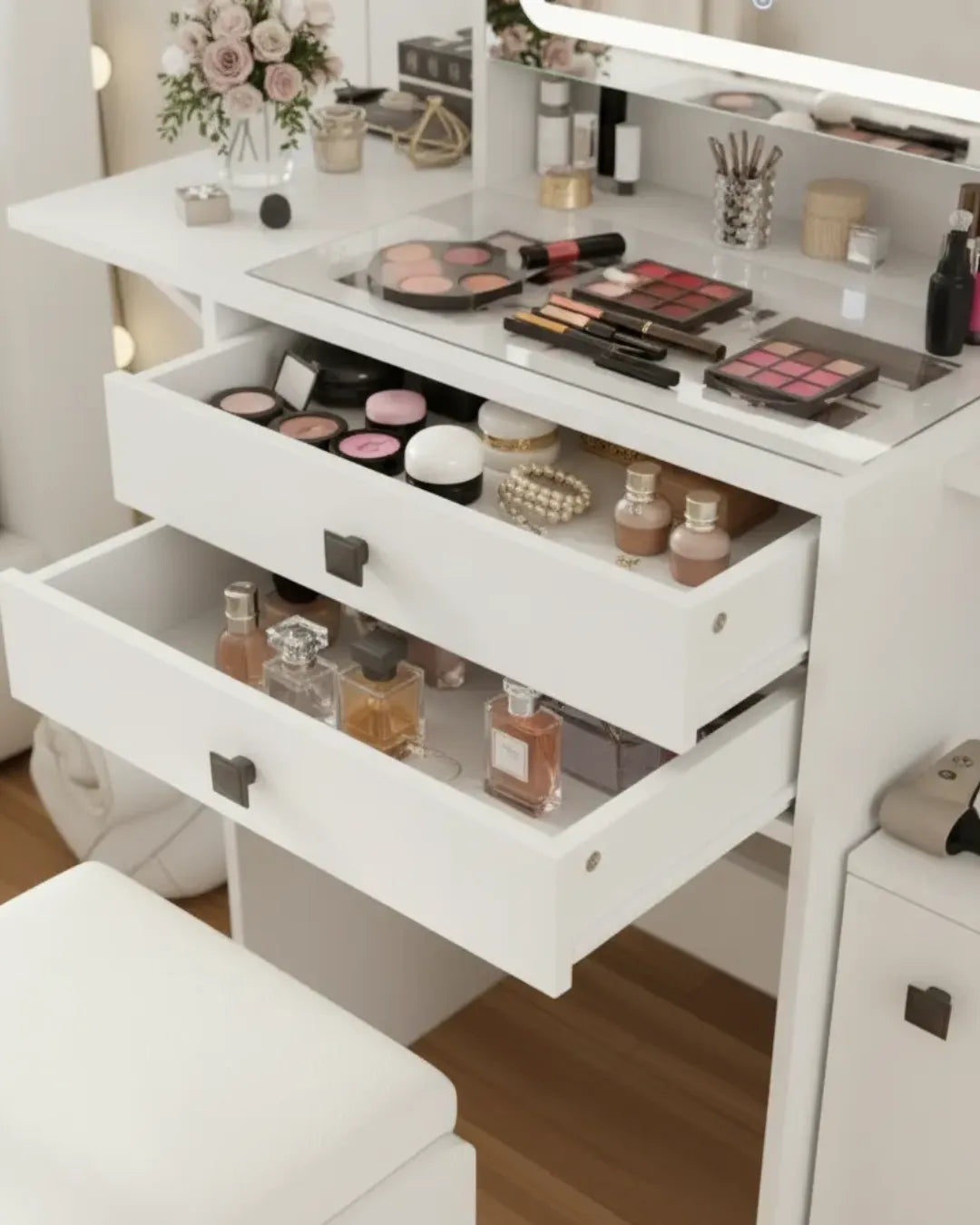 coiffeuse modèle Lumina couleur blanc détail sur le plateau vitré supérieur et les tiroirs