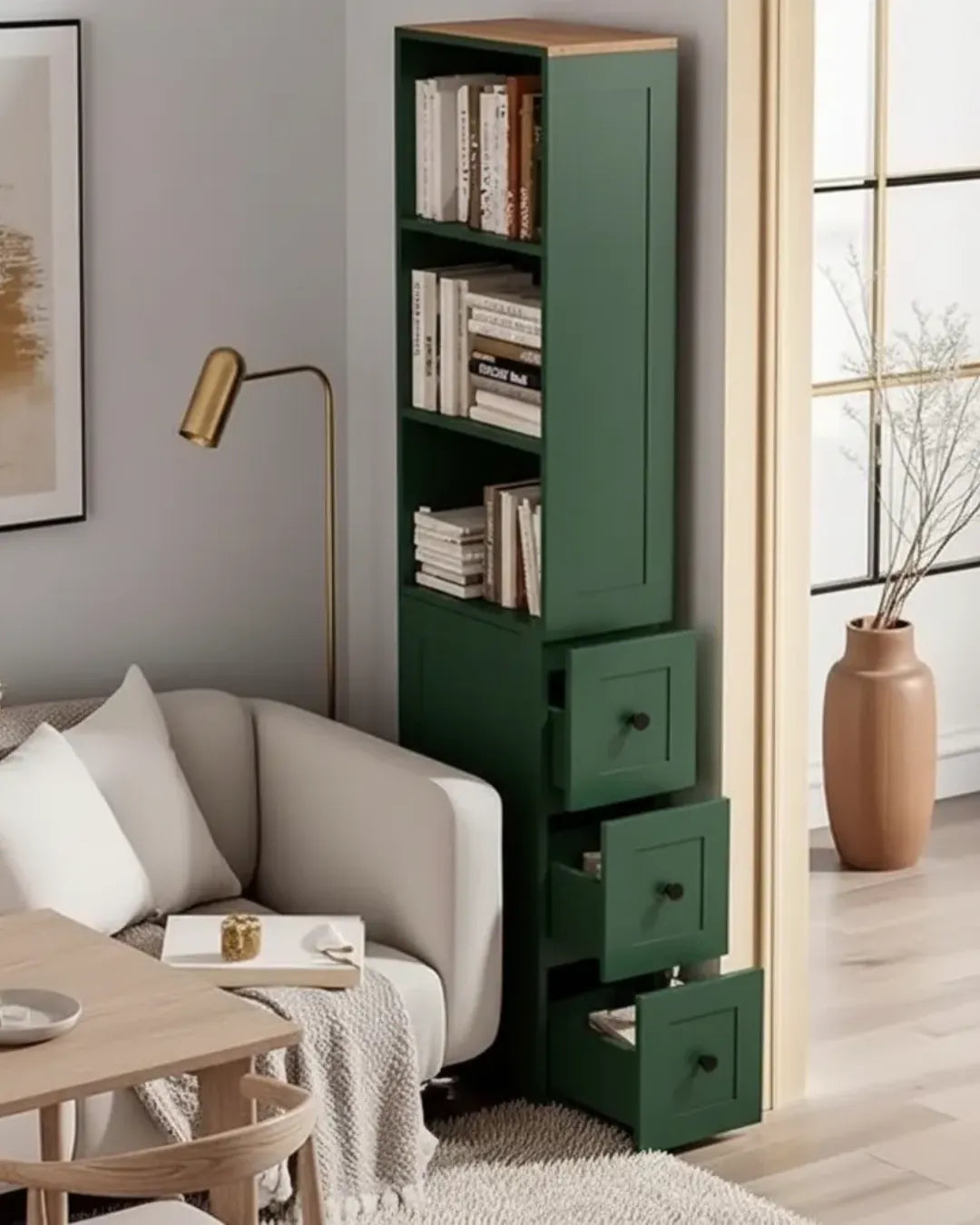 Gaspard – Colonne de Rangement Fine pour Salon & Bureau (170cm) avec Bibliothèque et 3 Tiroirs  couleur vert dans un salon