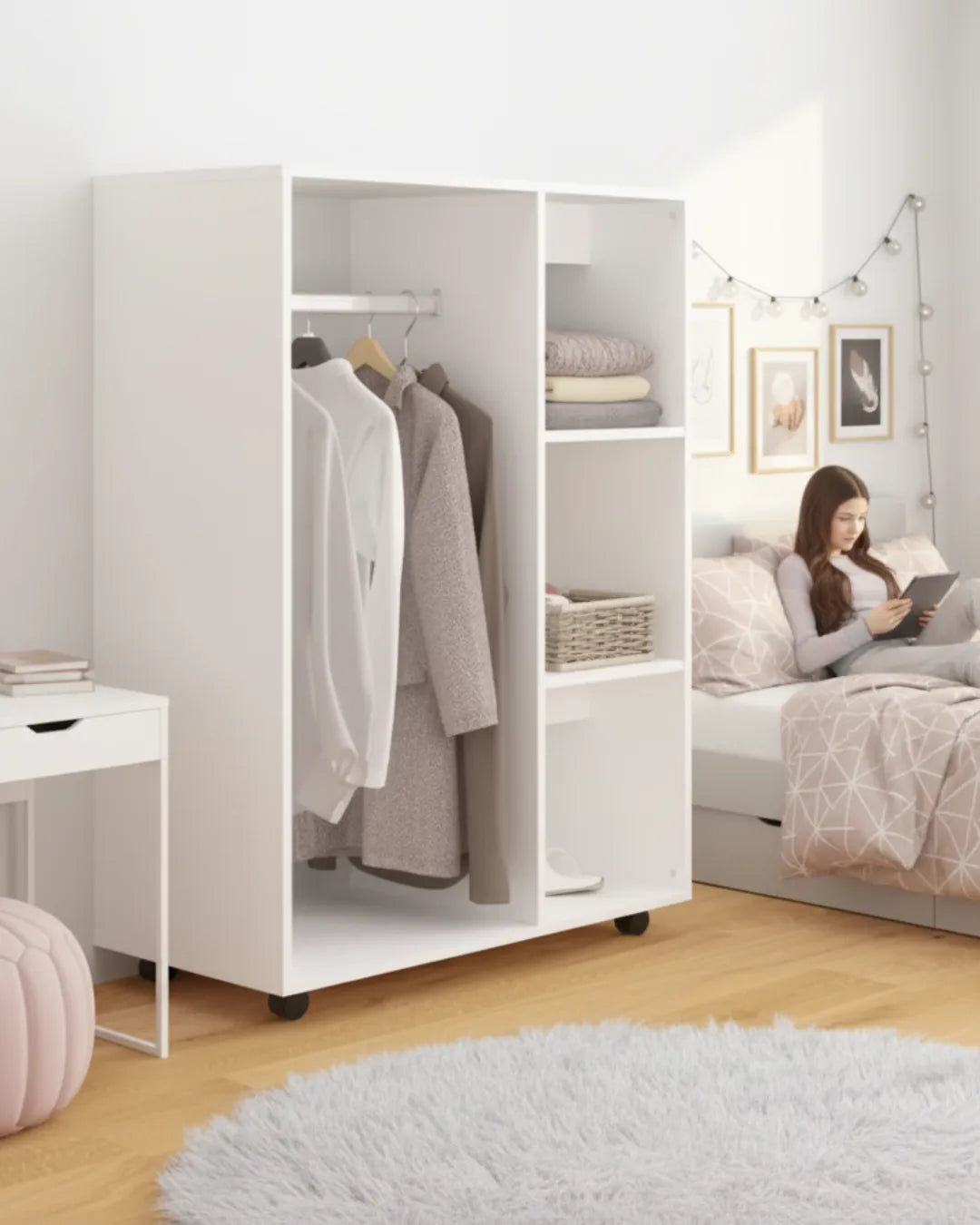 armoire penderie sur roulettes modèle Léon couleur blanc dans une chambre adolescente