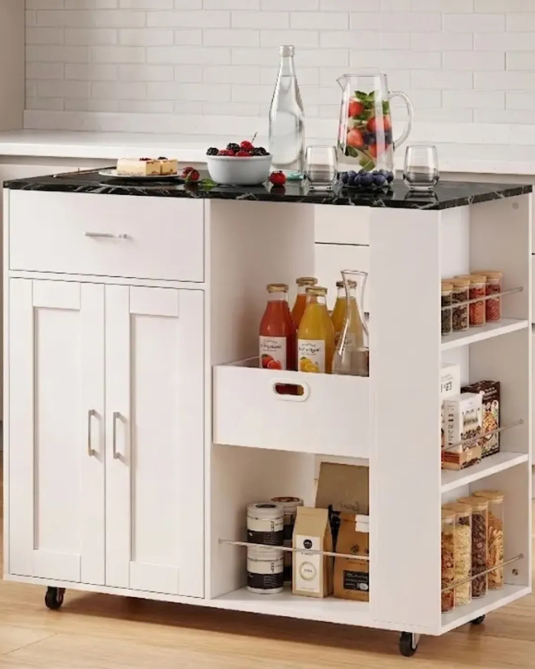 ilot de cuisine modèle Alba couleur blanc et marbre noir portes fermées 