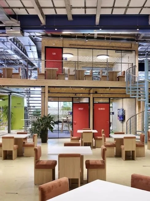 table à manger kora dans un espace de détente commun pour  grande entreprise