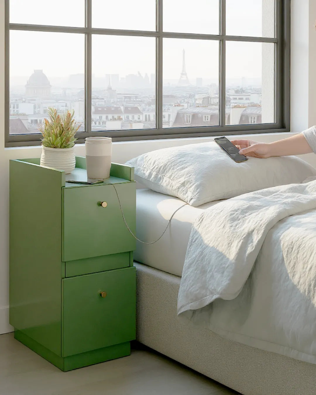 table d'appoint ultra mince Zenith couleur vert dans une chambre