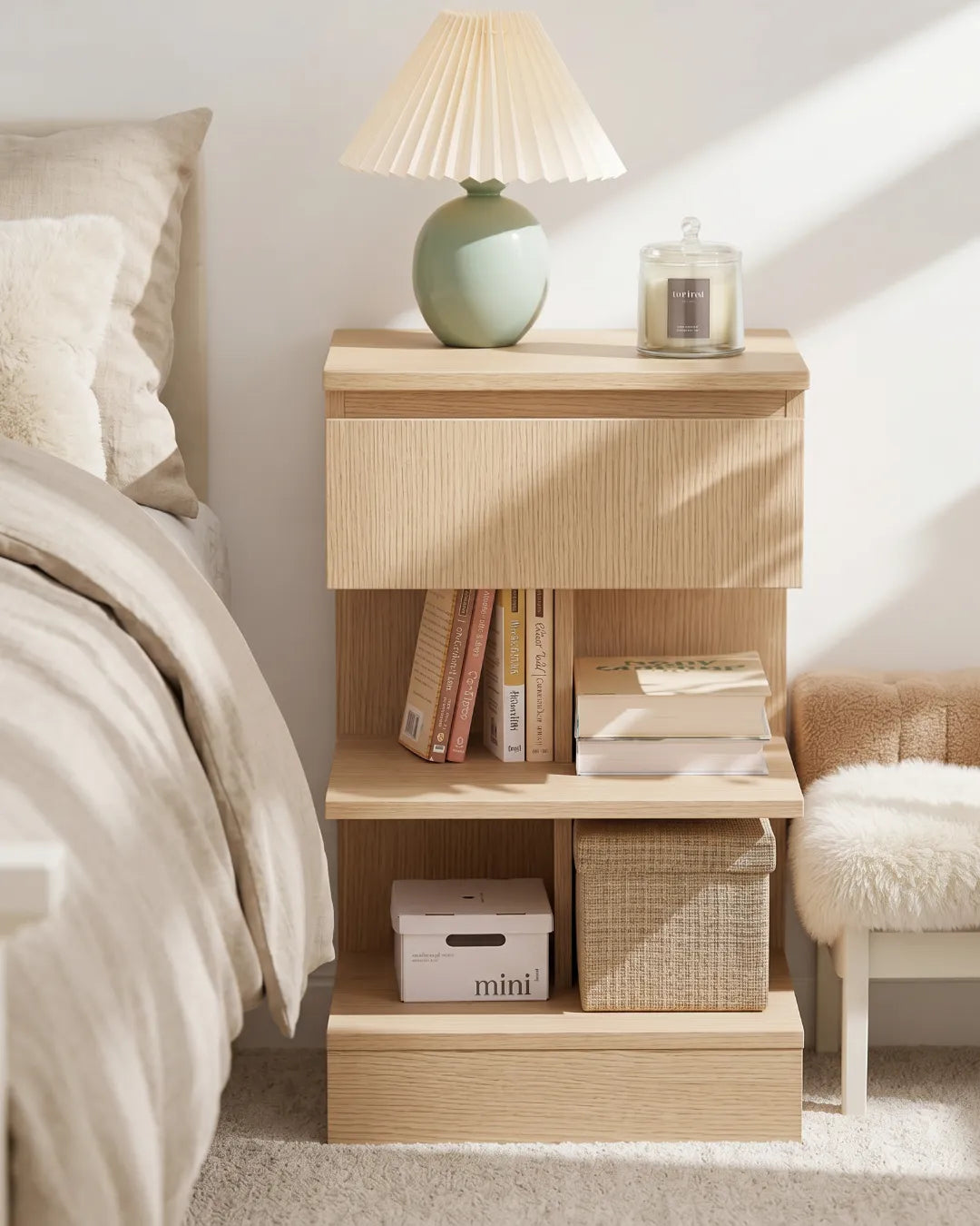 table de chevet et d'appoint Luna en MDF, couleur chêne vue de face dans une chambre à coucher