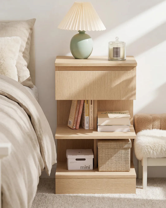 table de chevet et d'appoint Luna en MDF, couleur chêne vue de face dans une chambre à coucher
